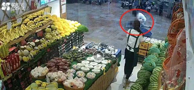 男童被高楼窗坠落击中 男童被高楼窗坠落击中